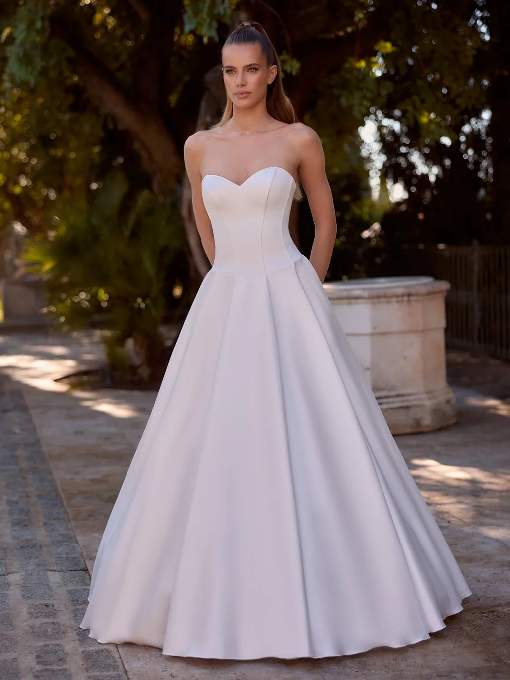 Bianco Evento 2027 Brautkleid Edina, Ansicht 1