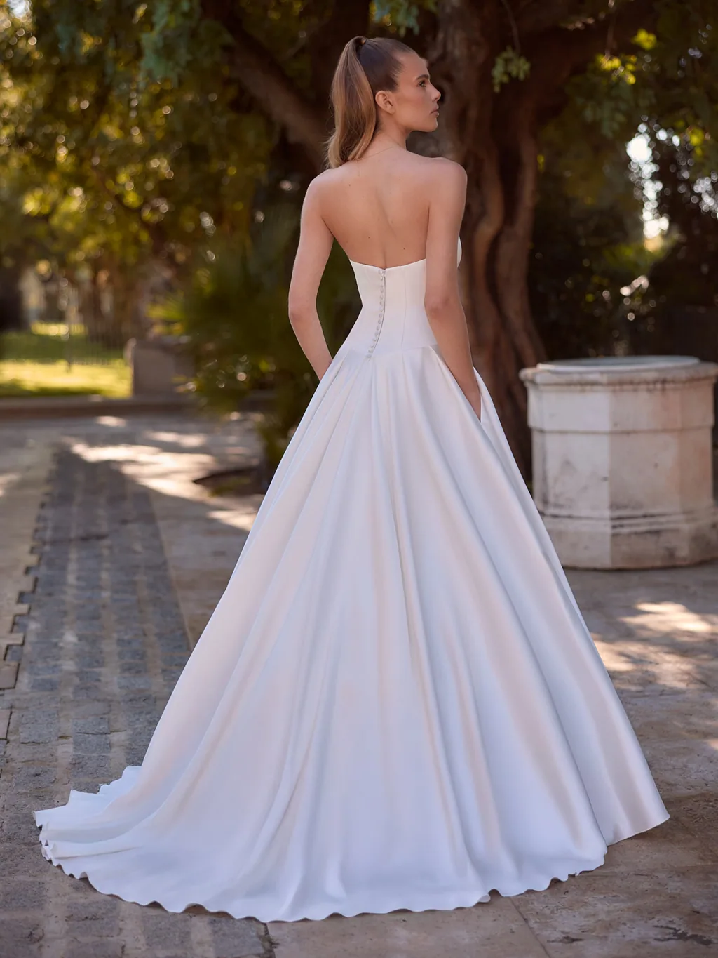 Bianco Evento 2027 Brautkleid Edina, Ansicht 2