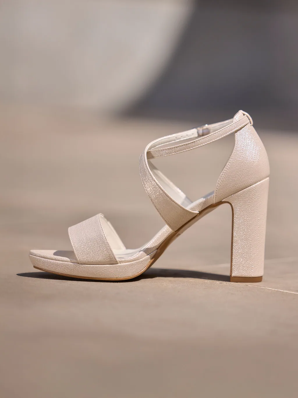 AVALIA Bridal Shoes Storm Gold Accessoire für Brautlooks, Ansicht 1