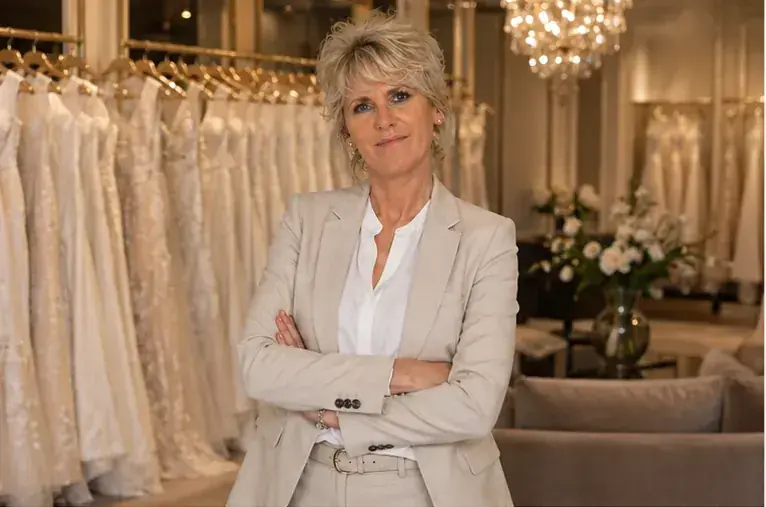 Annett bei der Anpassung eines Brautkleides im Atelier