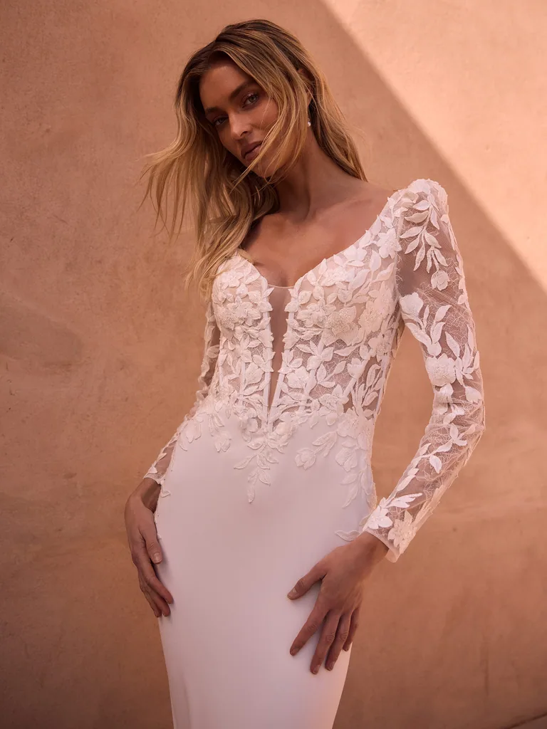Limited-Edition-Brautkleid Evangelina aus Spitze und Georgette mit V-Ausschnitt, Kampagnenbild 2027