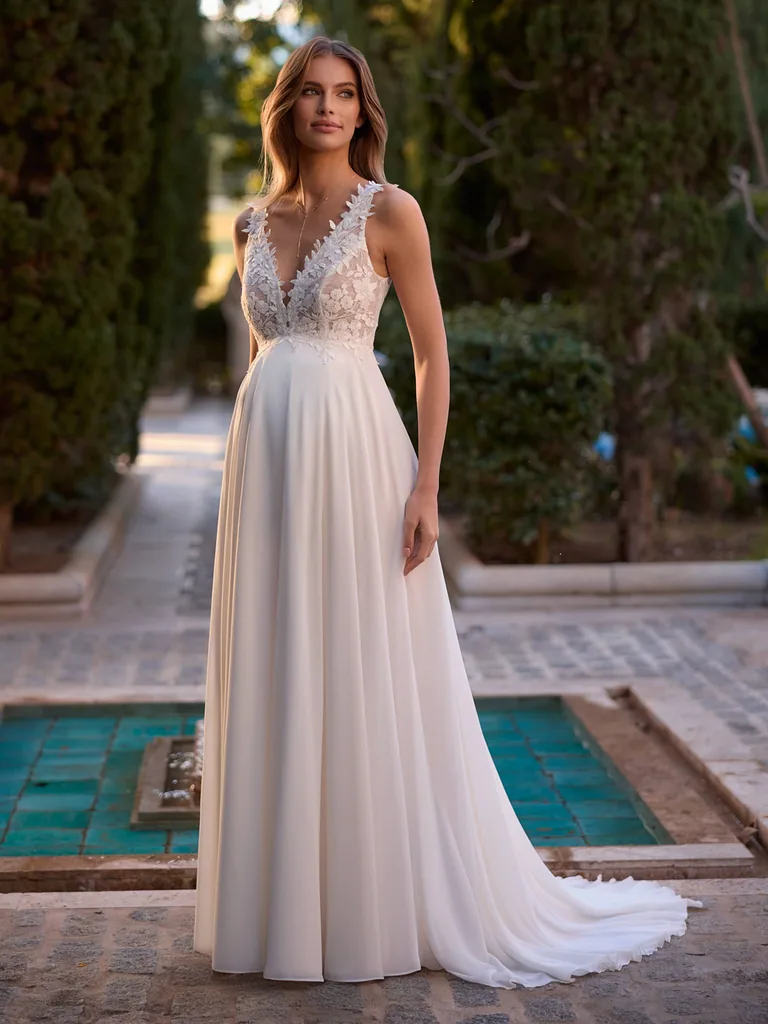 Kleid Judy aus Chiffon und Spitze mit V-Ausschnitt — auch schön für die Brautmutter, Kollektion 2027