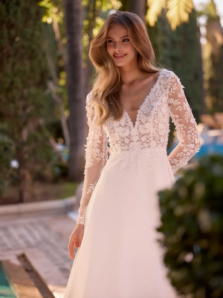 Brautkleid Rosalinda aus Chiffon, Spitze und Tüll mit V-Ausschnitt, Kollektion 2027